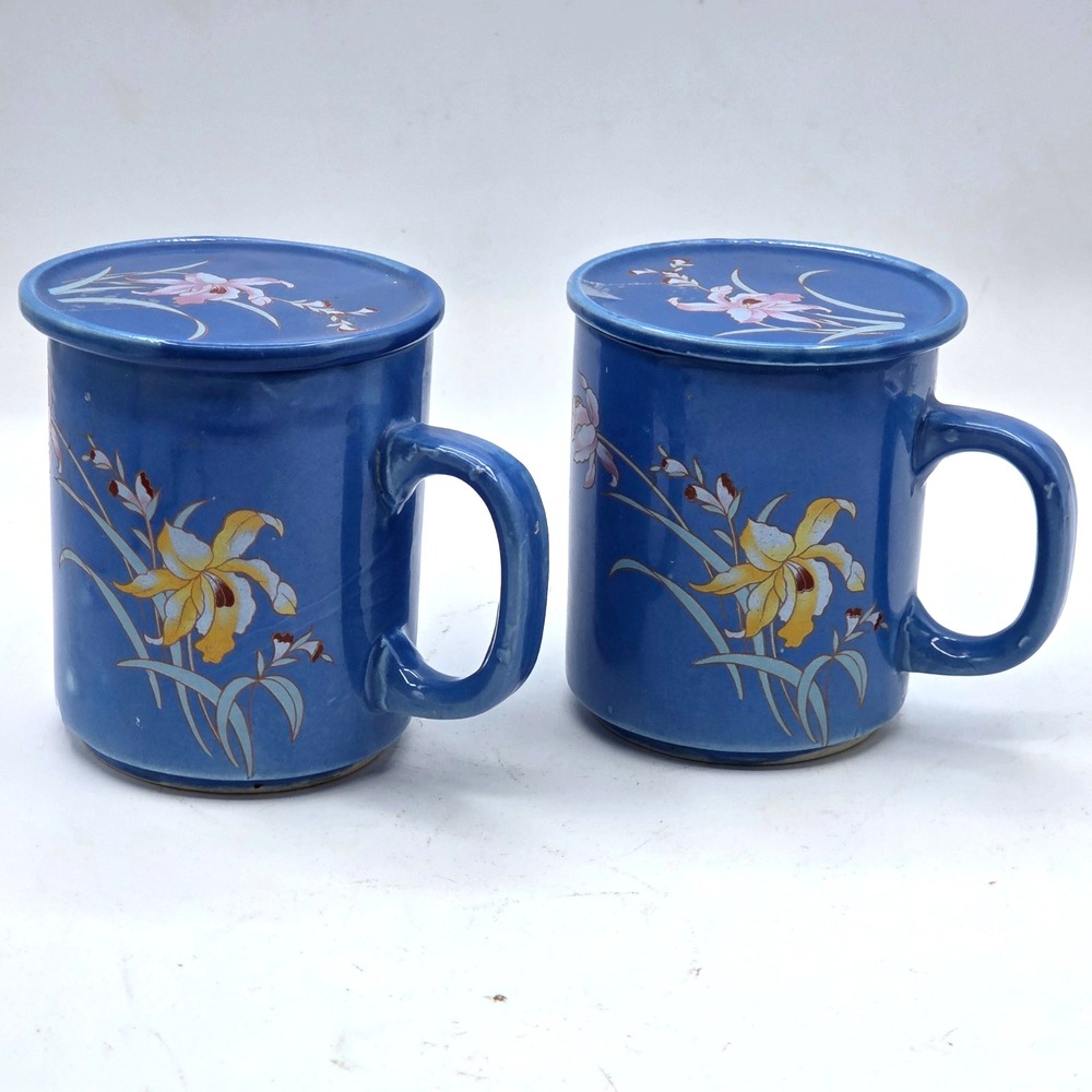 Pair of Interpur IRIS Flower Blue Coffee Tea Mugs with Lids VINTAGE